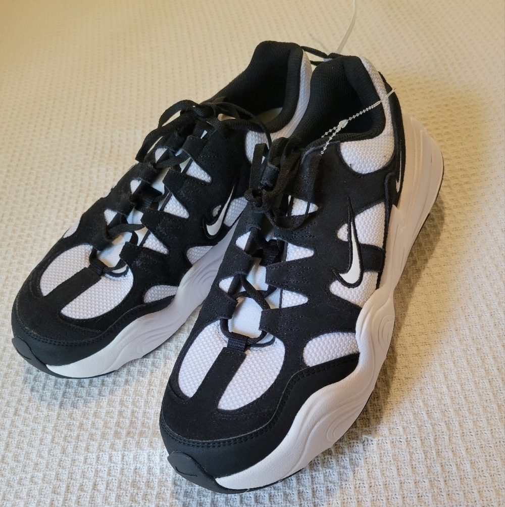 Nike Men's Black and White Athletic Shoes - Picture 1 of 8